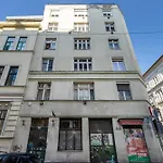 Cozy Little Flat In The City Center